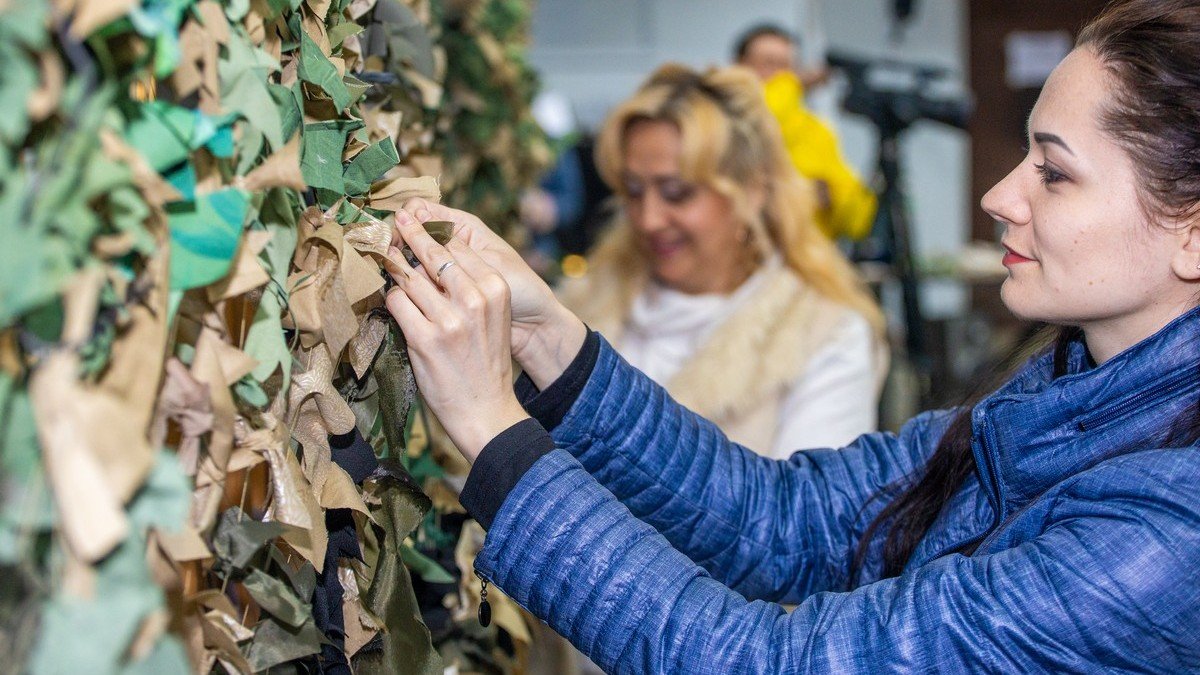 Плетут сетки, лепят вареники, шьют балаклавы: артисты театров Днепропетровской области присоединились к волонтерству