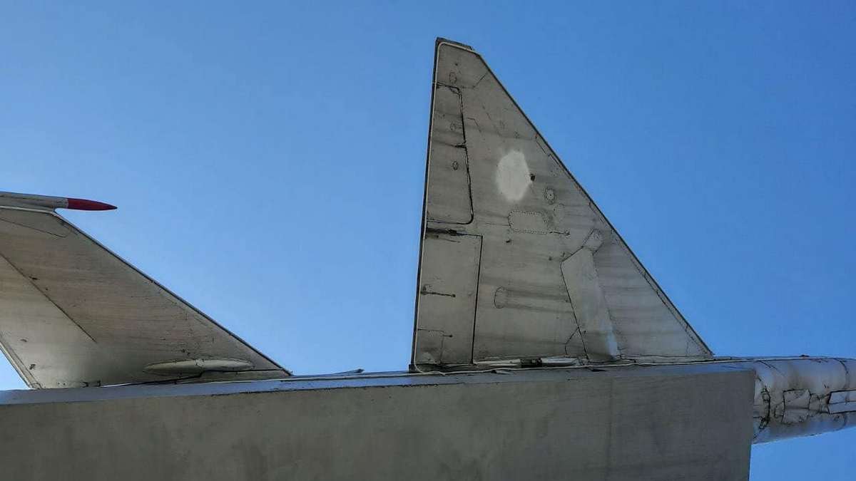 В Новомосковске на самолете закрасили красные звезды и рассматривают вопрос демонтажа памятника