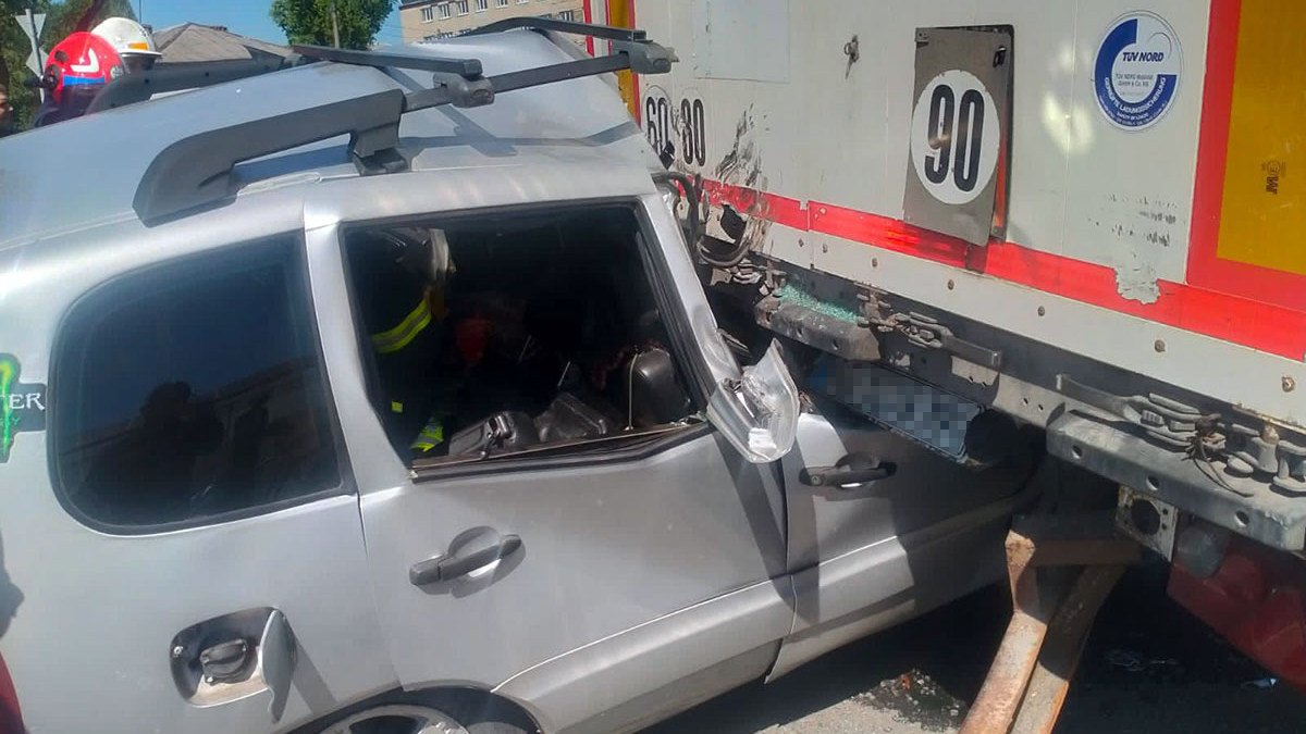 В Павлограде Chevrolet врезался в грузовик: водителя авто зажало в салоне