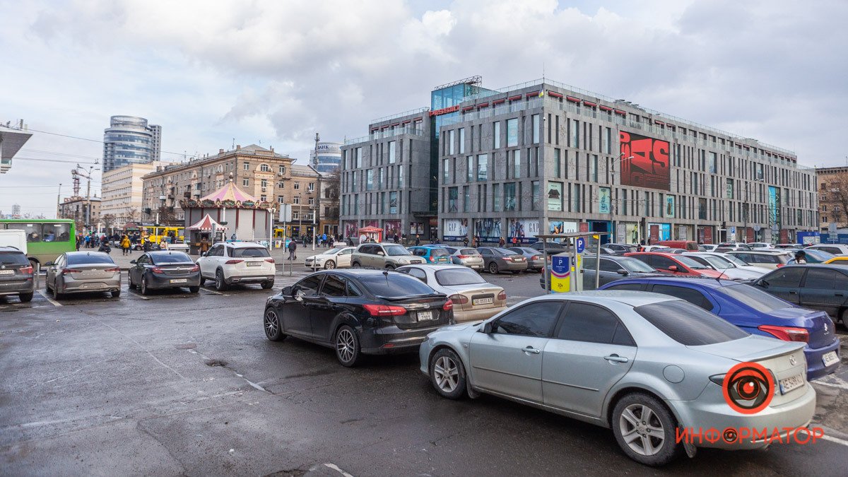 Часть парковок в центре Днепра снова сделали платными