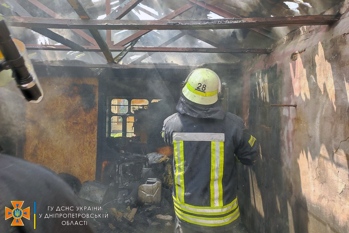В Днепропетровской области на частной территории горел гараж