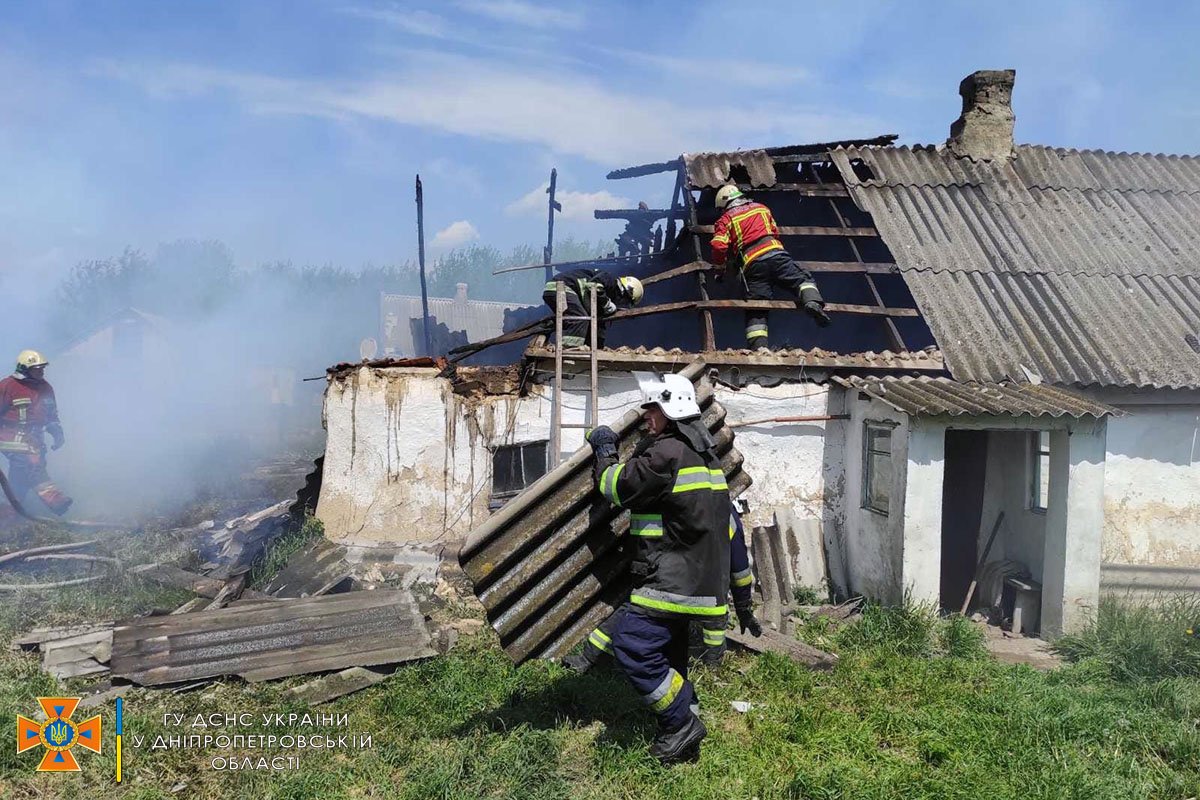 В Днепропетровской области горела крыша частного дома
