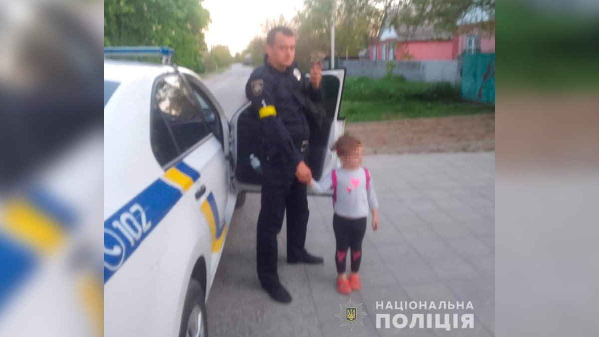В Днепропетровской области полицейские вернули домой 3-летнюю девочку, которая ушла из дома