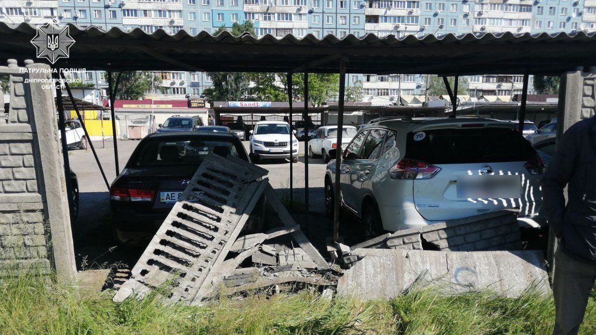 В Днепре водитель BMW под наркотиками врезался в забор парковки и повредил машины