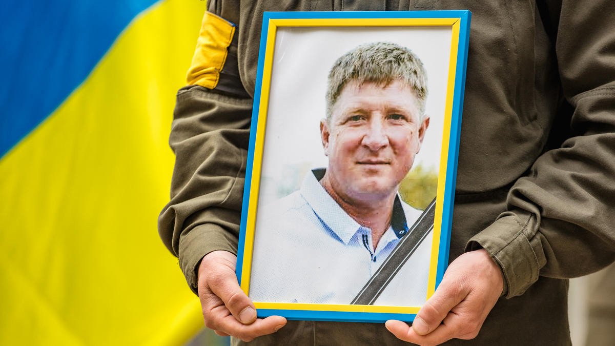 В Павлограде попрощались с бойцом, который погиб в Донецкой области