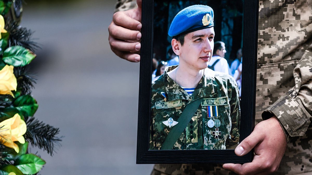 В Днепре провели в последний путь десантника, который погиб в Донецкой области