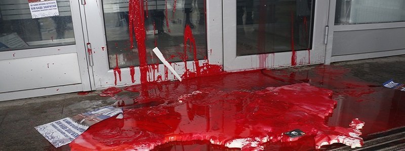 Кровь, оружие и балалайки: что происходило на Набережной в Днепре (ФОТО, ВИДЕО)