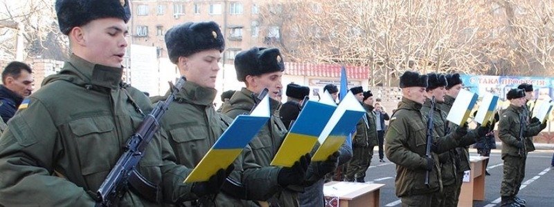 Контрактная армия в Украине: сколько военных из Днепра и какую получают зарплату
