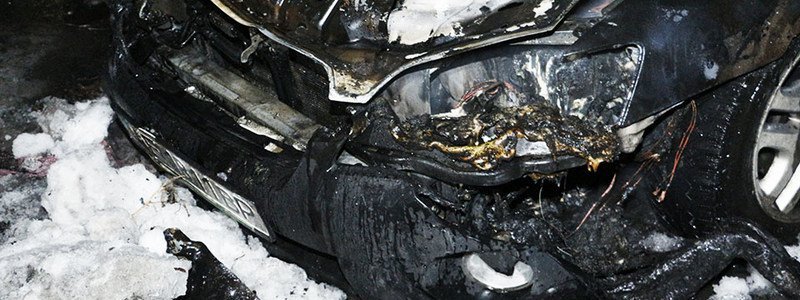 В Днепре злоумышленники сожгли автомобиль прямо во дворе частного дома (ФОТО, ВИДЕО)