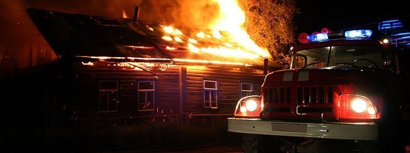 В Днепре при пожаре погиб мужчина: с огнем боролись 9 спасателей