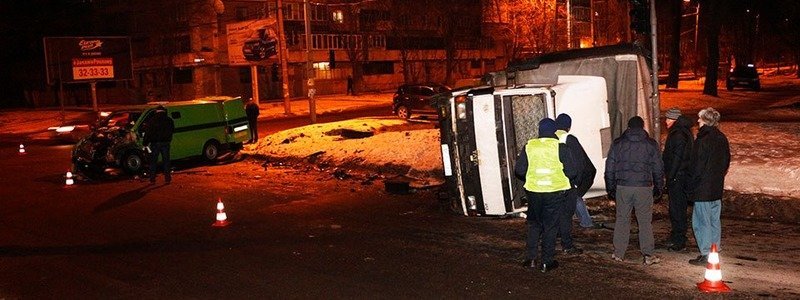 Серьезное ДТП на Шмидта: грузовик врезался в инкассаторов ПриватБанка и перевернулся (ФОТО)