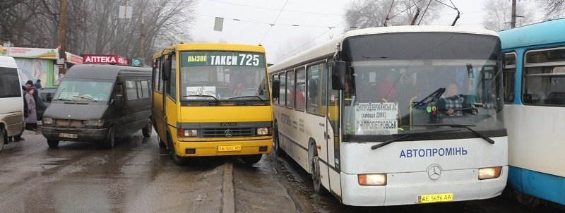 Транспортный коллапс на проспекте Мазепы: мужчина врезался в трамвай, а грузовик потерял колесо (ФОТО)