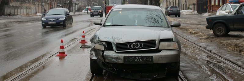 На Грушевского столкнулись Audi и ВАЗ: есть пострадавший (ФОТО)