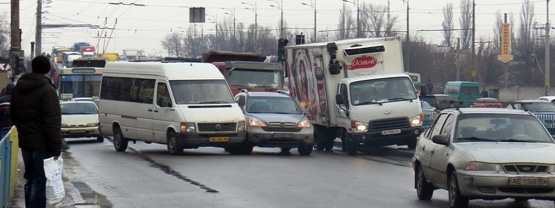 Огромная пробка на Слобожанском: столкнулись маршрутка и Honda (ФОТО)