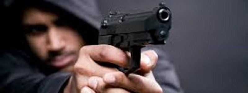 Опасность миновала: полиция задержала мужчину, угрожавшего прохожим пистолетом (ФОТО)