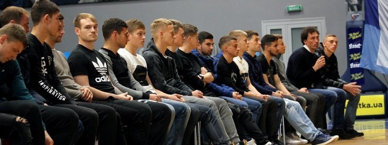 Ближе к трибунам: футболисты Днепра встретились с болельщиками (ФОТО)