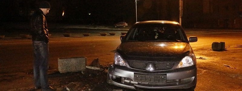 В центре Днепра Mitsubishi уничтожил клумбу (ФОТО)