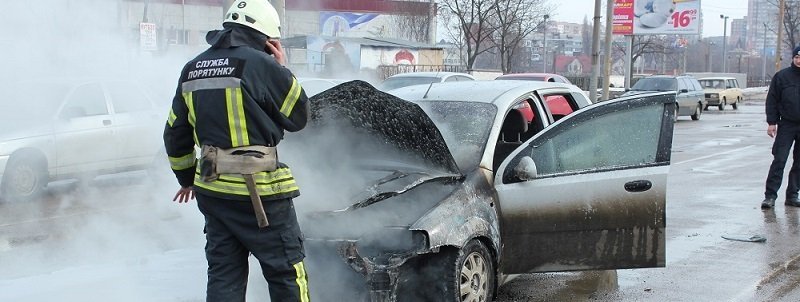 На Запорожском шоссе загорелся автомобиль: подробности (ФОТО, ВИДЕО)