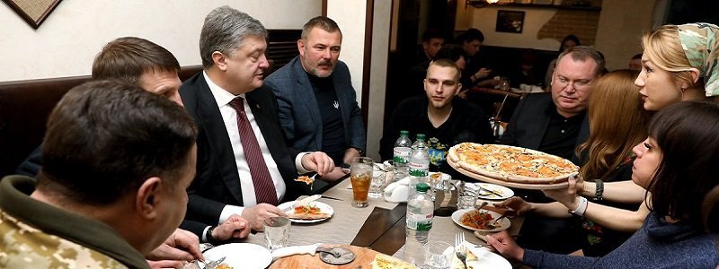 В Днепре Президента накормили патриотичной пиццей