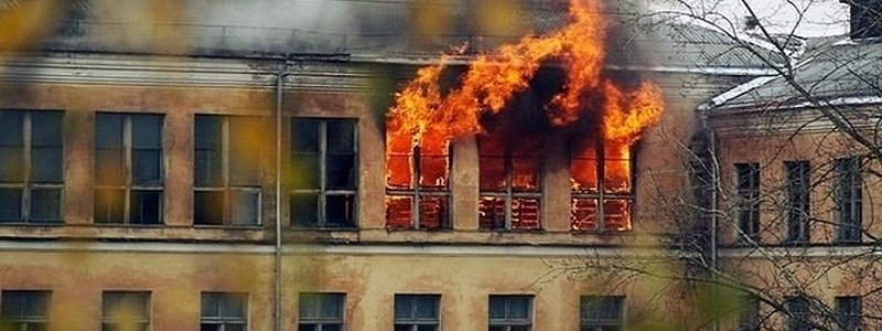 В Днепре горел заброшенный Дом культуры: пожар ликвидировали 34 спасателя