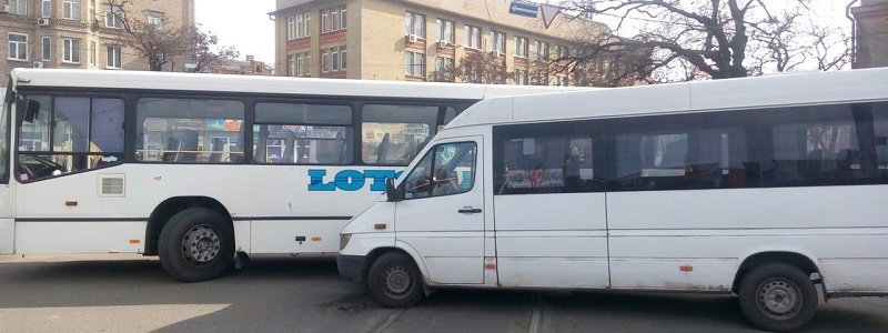 Транспортный коллапс в Днепре: две маршрутки столкнулись в ДТП