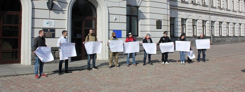 Военные, врачи, полицейские с плакатами: что происходило на проспекте Поля