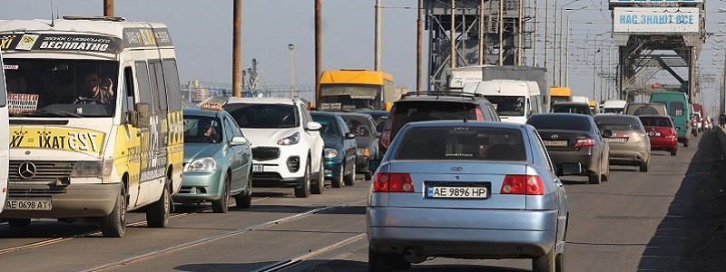 Транспортный коллапс на Амурском мосту: жуткие пробки и ремонтные работы