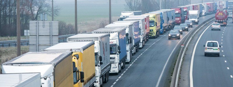 СНБО решил прекратить перемещение грузов через линию столкновения в зоне АТО