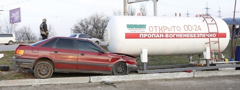 Днепровский камикадзе: на Тополе водитель Audi влетел в газовую заправку и пытался ее подорвать