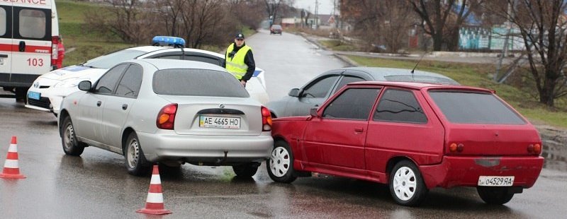 ДТП на Донецком шоссе: Таврия "встряла" между двумя автомобилями