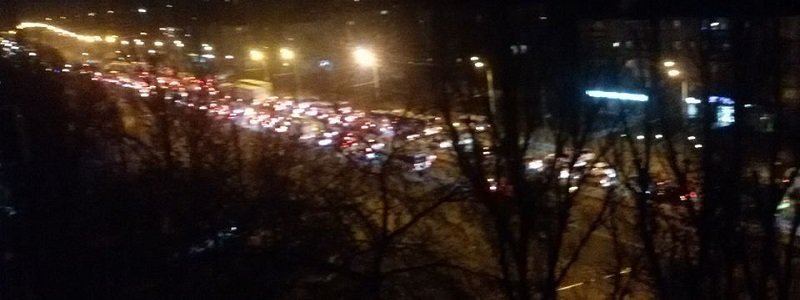 Огромная пробка на Слобожанском проспекте, люди перекрыли дорогу: узнай, почему