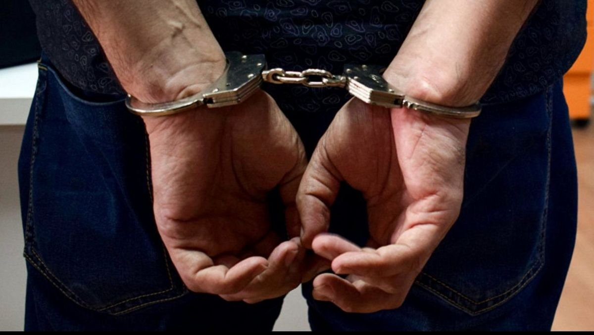 В Днепре трое мужчин ограбили женщину, притворившись сотрудниками СБУ