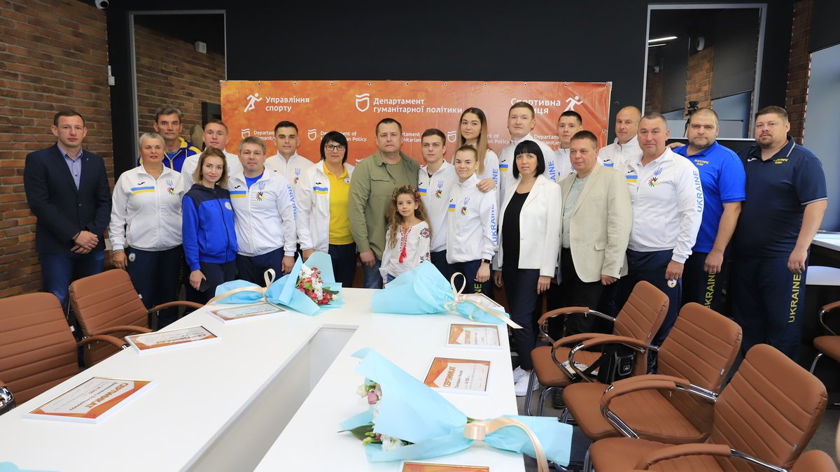Филатов вручил днепровским спортсменам – призерам XXIV Дефлимпиады и их тренерам – сертификаты на общую сумму почти 1,5 млн грн