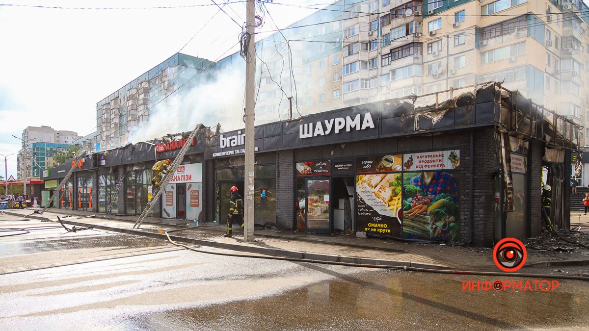В Днепре на Донецком шоссе горел торговый павильон