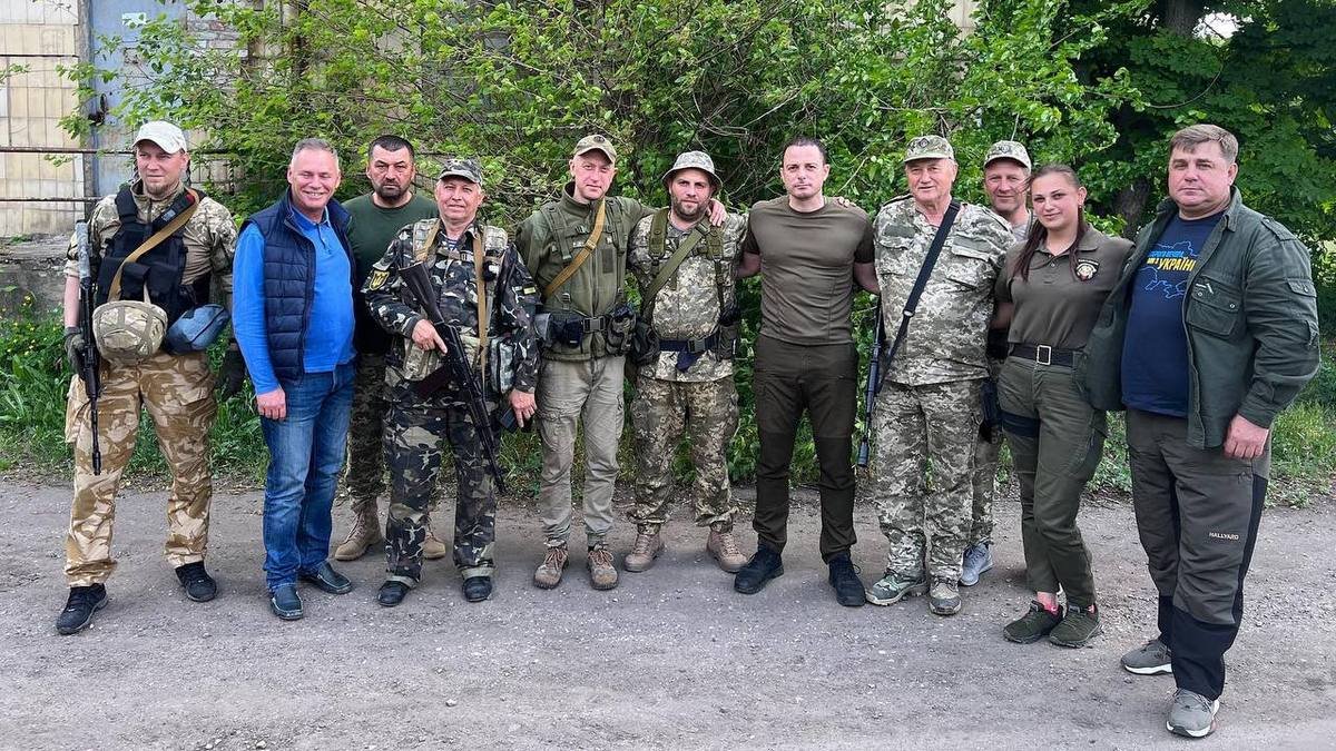 Андрей Белоусов отвез помощь бойцам ТрО на востоке Украины