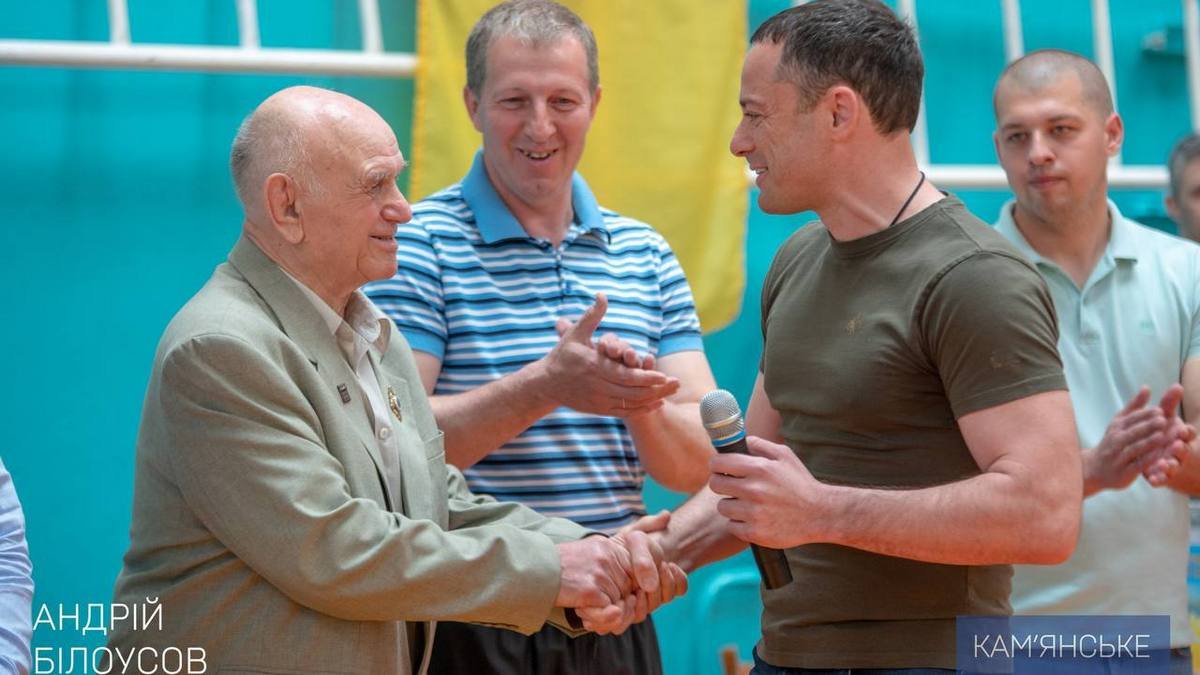 Мэр Каменского Андрей Белоусов посетил благотворительный турнир по греко-римской борьбе и поздравил ветерана спорта Алексея Бурму