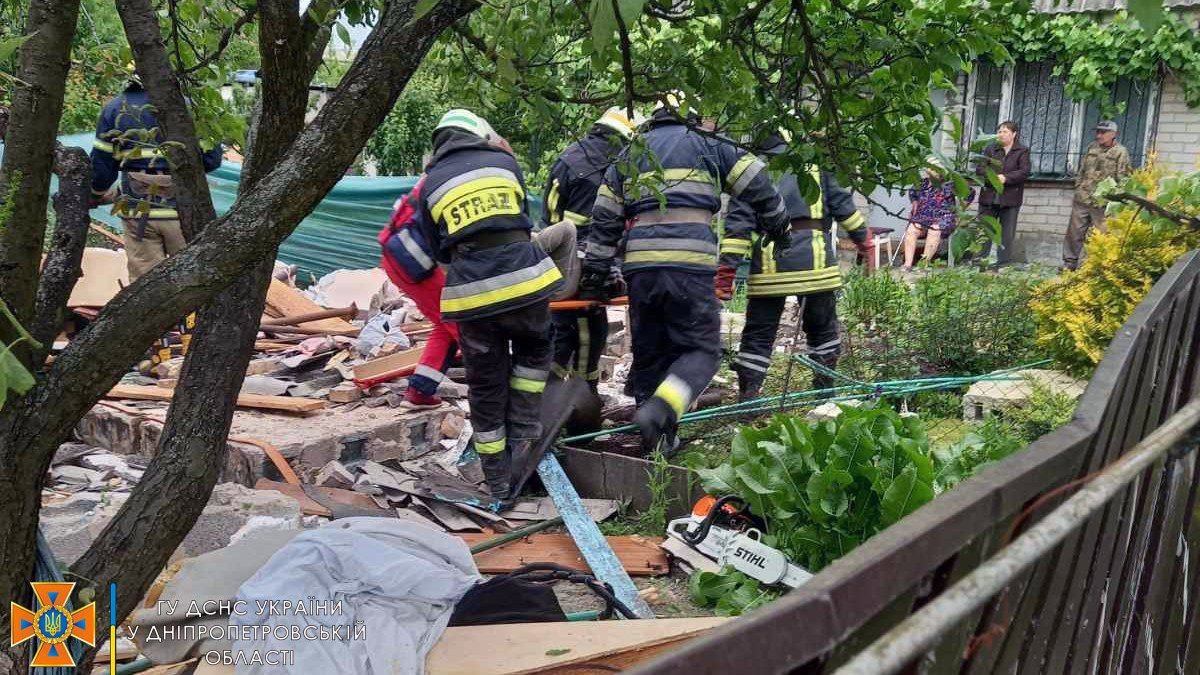 В Днепропетровской области рухнул частный дом: обломками привалило мужчину