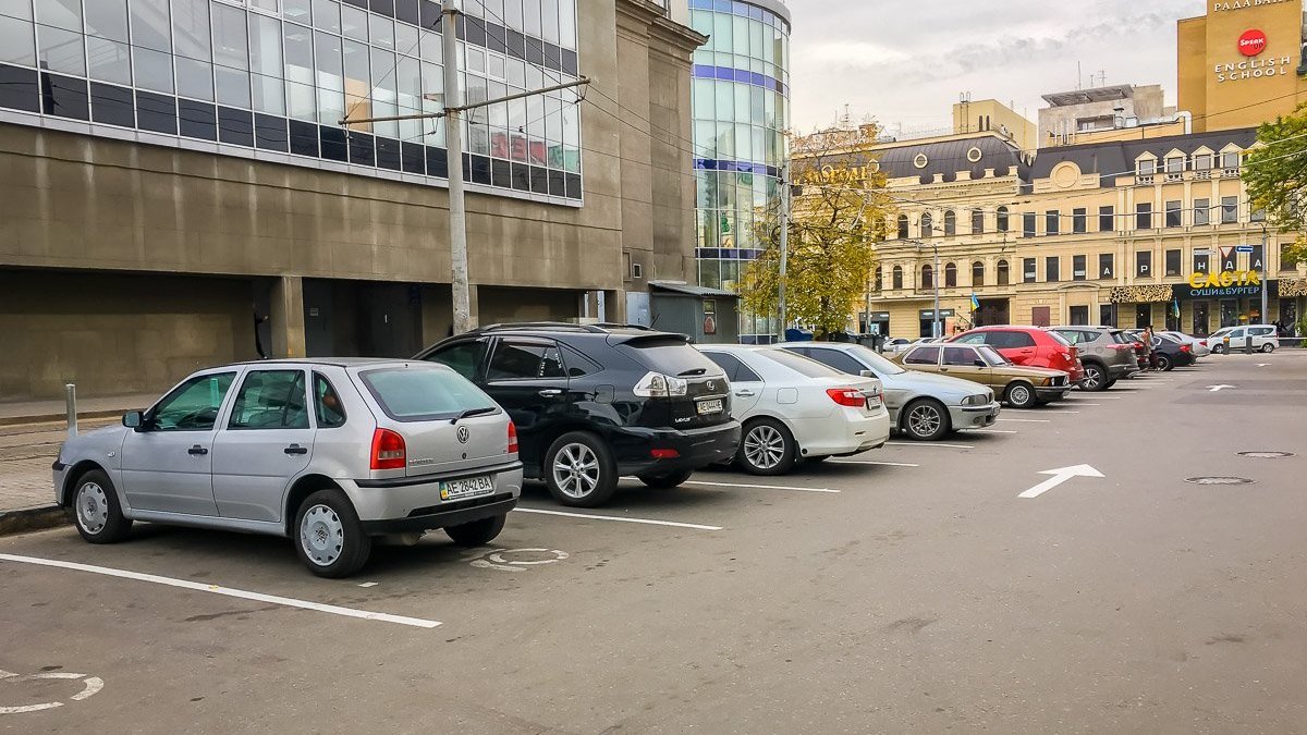 В Днепре 172 парковки снова стали платными: стоимость и как оплатить