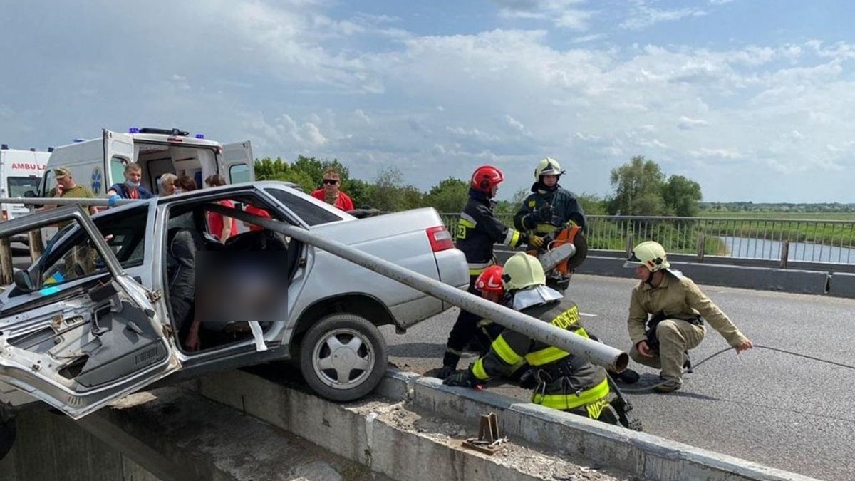 В Павлограде на мосту ВАЗ влетел в ограждение: погиб мужчина