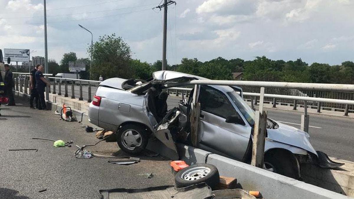 В Павлограде нетрезвый водитель ВАЗ врезался в ограждение на мосту и сбежал: 31-летний пассажир авто погиб
