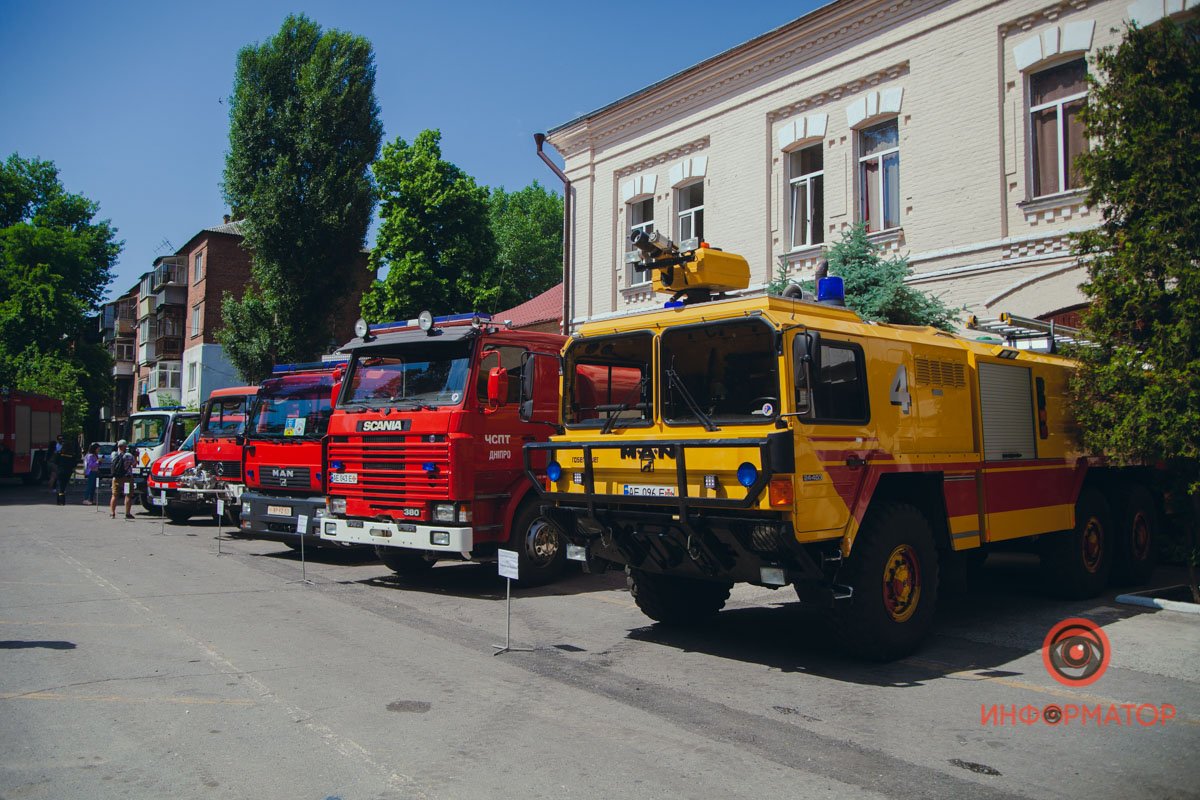 Пожарной части Днепра вручили новую технику и наградили спасателей