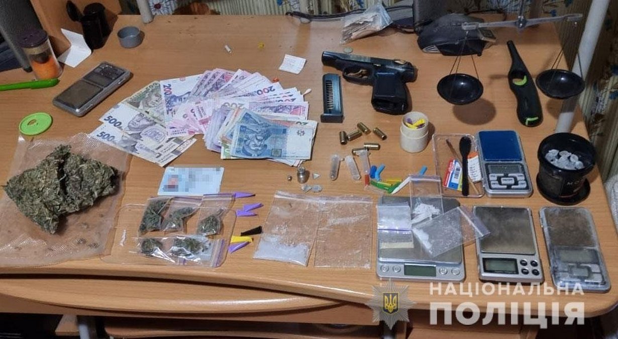 В Днепропетровской области задержали троих мужчин с наркотиками и оружием