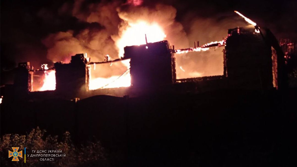 В Днепропетровской области загорелись гаражи с машинами внутри: пламя перешло на жилой дом