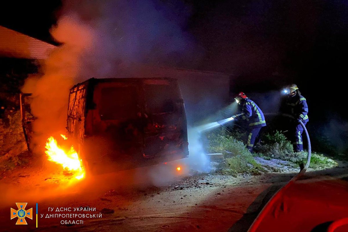 В Каменском сгорел Ford, припаркованный на улице
