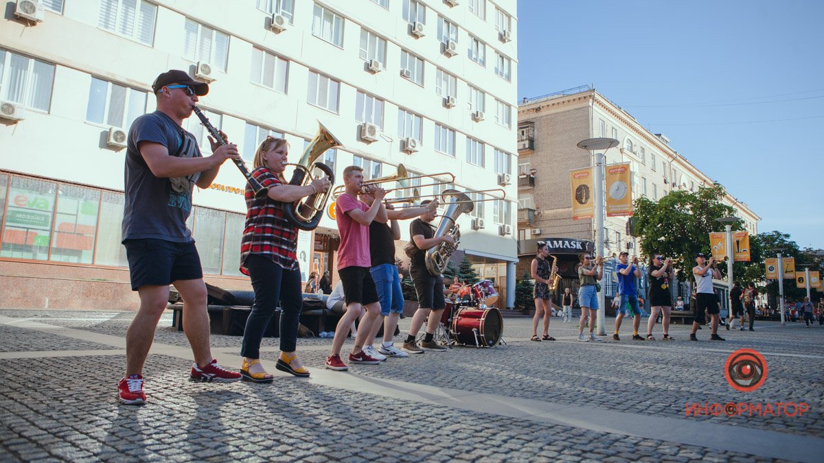 В Днепре на Европейской площади играл street band "Киця Антона"