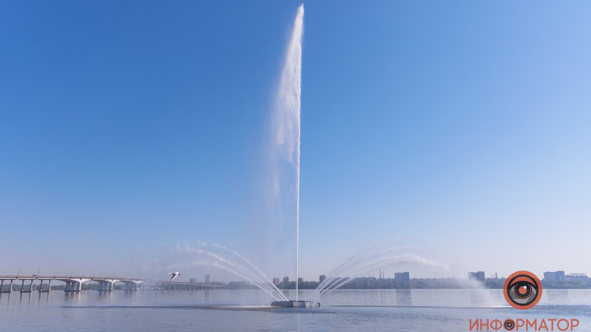 В акватории Днепра запустили фонтан «Белый лебедь»
