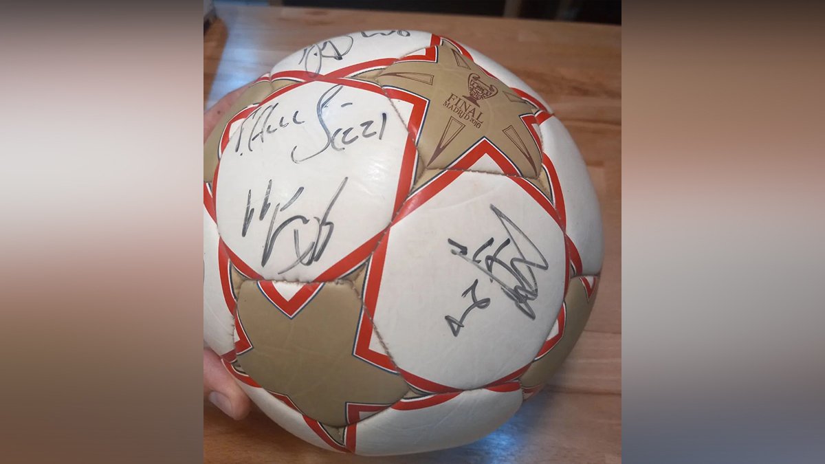 Фанаты разыгрывают мяч с автографами футболистов «Днепра»
