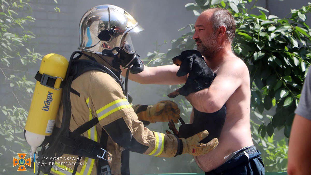 В Днепре на Мурманской горела квартира: пожарные спасли таксу