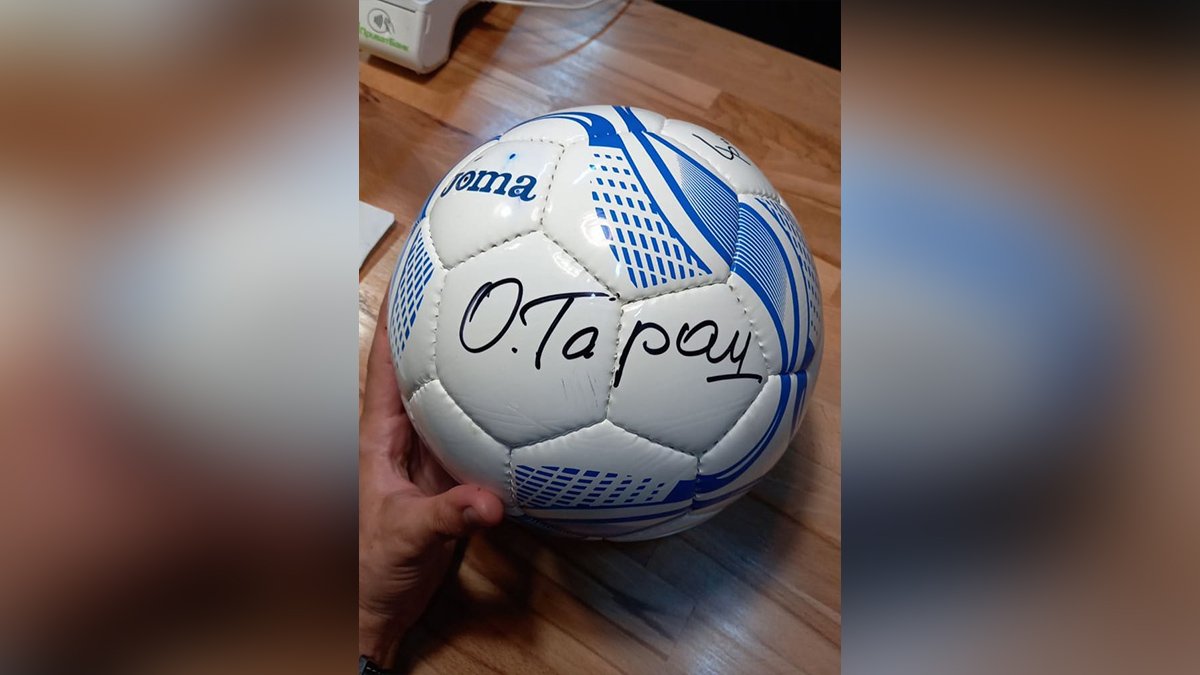 На лотерее можно выиграть мяч с автографами Олега Тарана и других футболистов «Днепра»