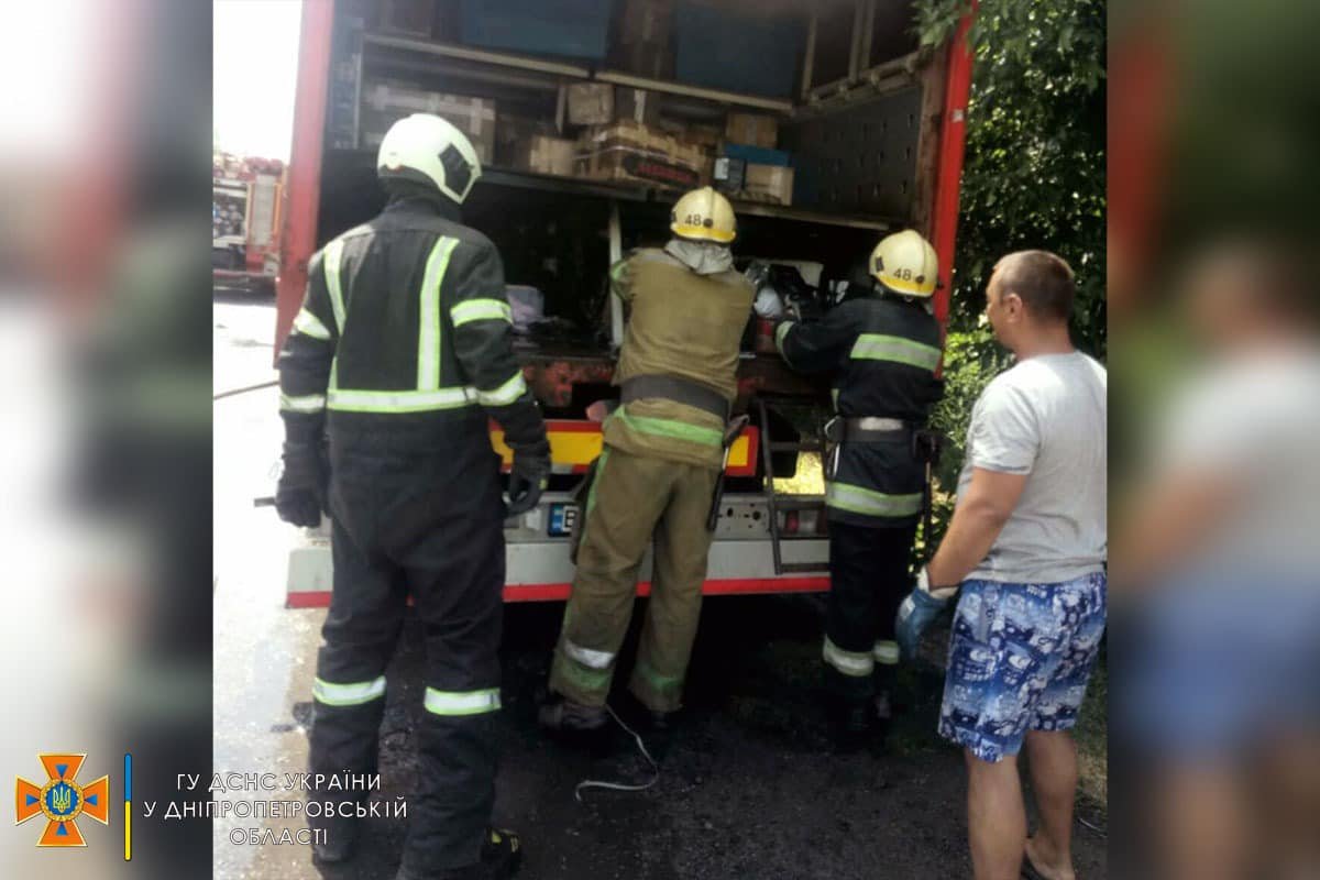 В Днепропетровской области на ходу загорелся прицеп грузовика